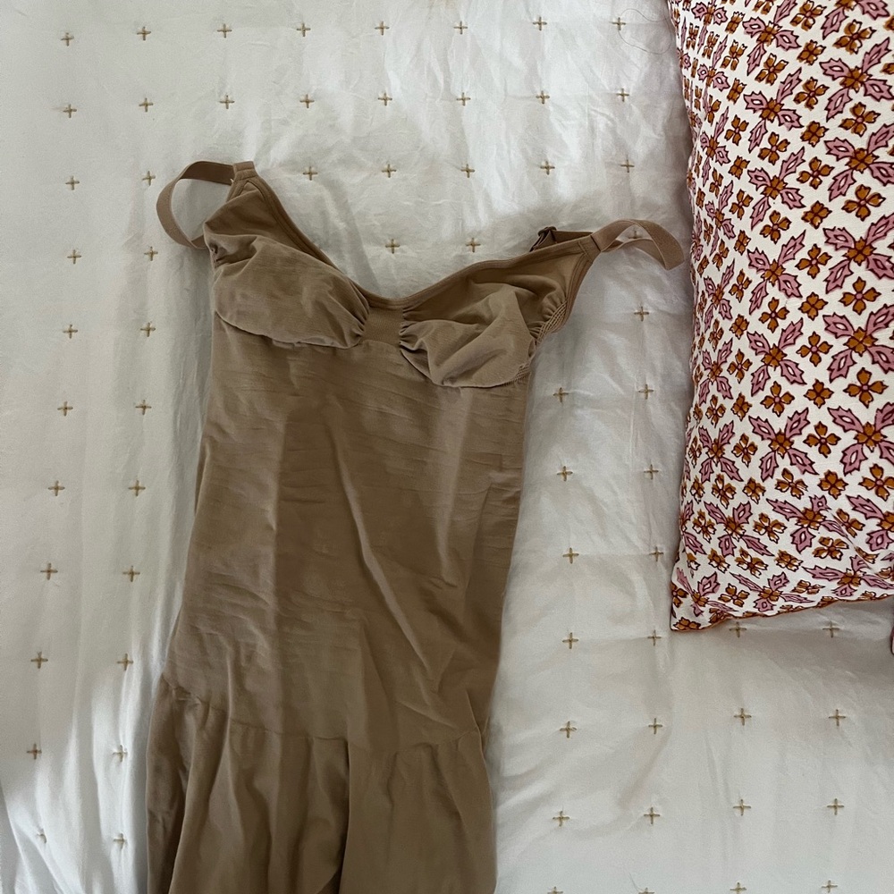 Never Worn SKIMS Tan Shapewear Slip